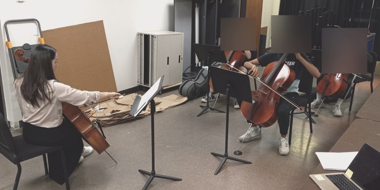 Hailey Yoo coaching a cello sectional